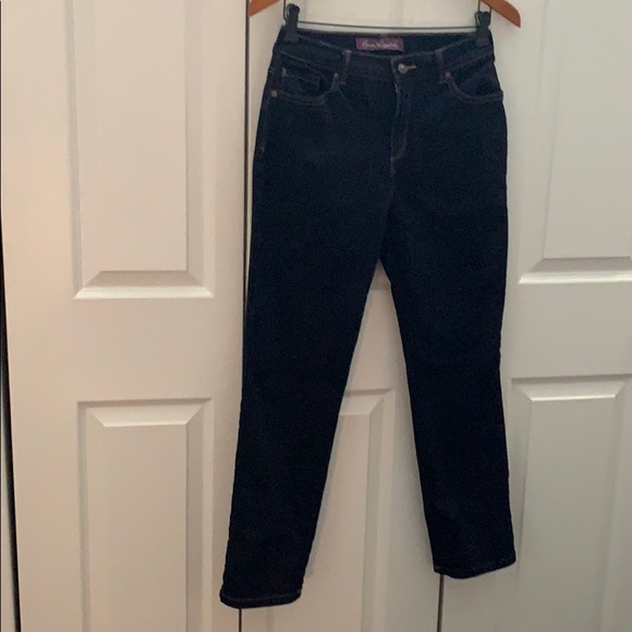 Gloria Vanderbilt jeans. - Picture 2 of 3